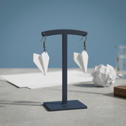 Aretes – Avioncito de Papel | Misión Accesorio Delivered
