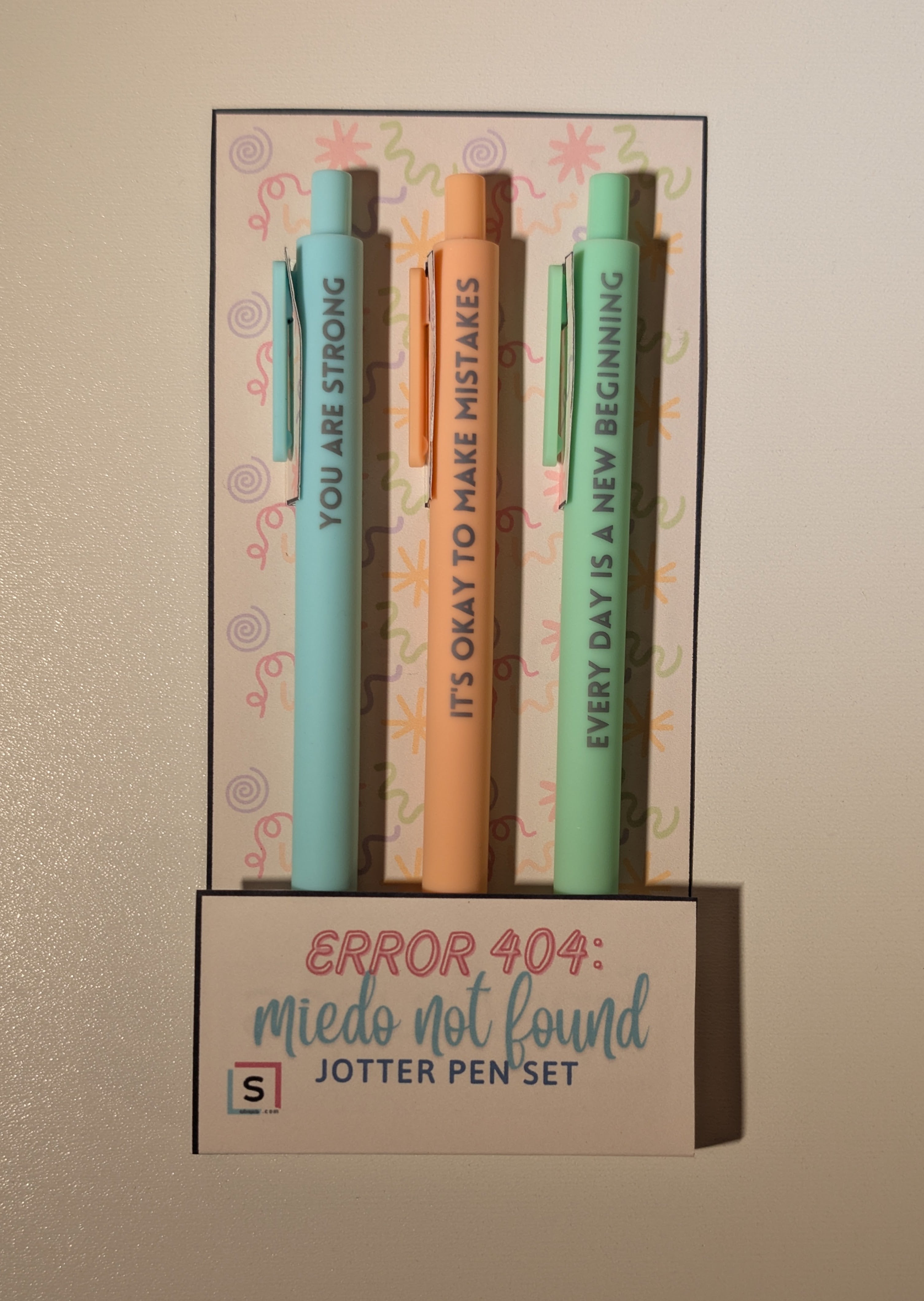 Imagen de set boligrafos con mensajes error 404, en empaque. You've got this, You are beautiful, you are loved.