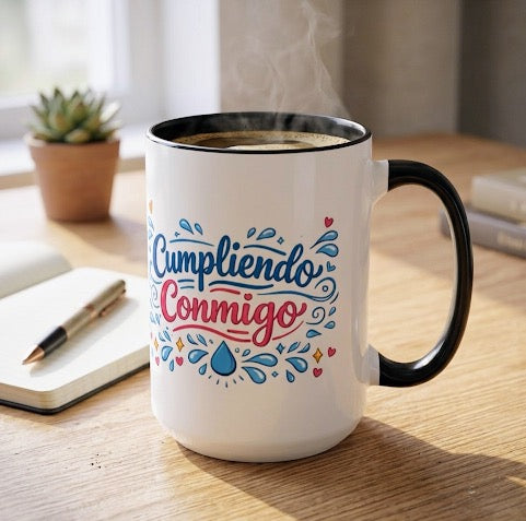 Taza de cerámica blanca con diseño Subrayada y frase "Cumpliendo Conmigo" en letras doradas