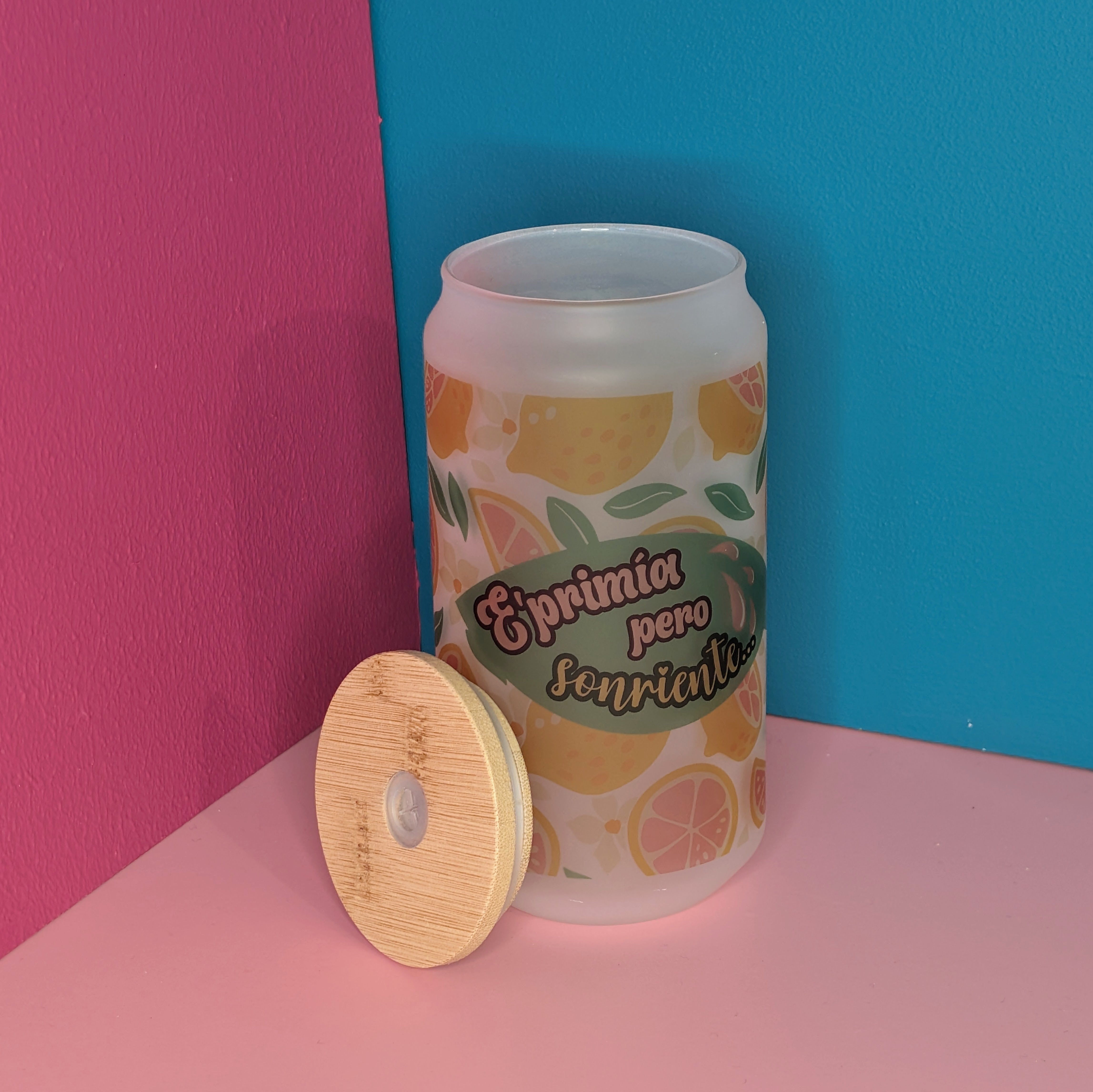 Vaso de cristal 18 oz – E’primía pero sonriente | Con tapa de bambú y sorbeto