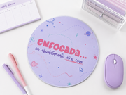 Mousepad – Enfocada... en Absolutamente Otra Cosa | Mousepad Redondo Con Frase Divertida