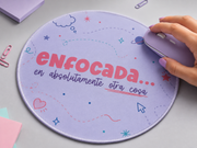 Mousepad – Enfocada... en Absolutamente Otra Cosa | Mousepad Redondo Con Frase Divertida