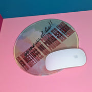 Mousepad – Se me va el día en meetings que podían ser email | Frase realista
