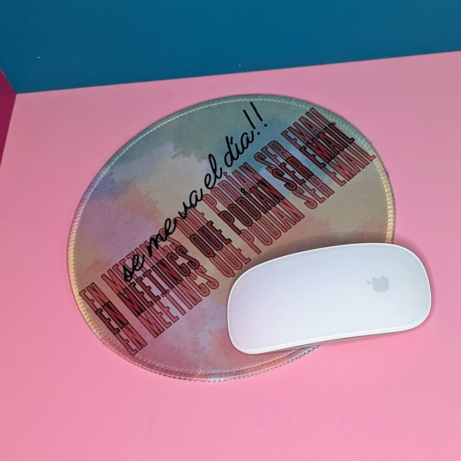 Mousepad – Se me va el día en meetings que podían ser email | Frase realista