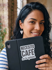 Sticker – Necesito Café, No Tu Opinión