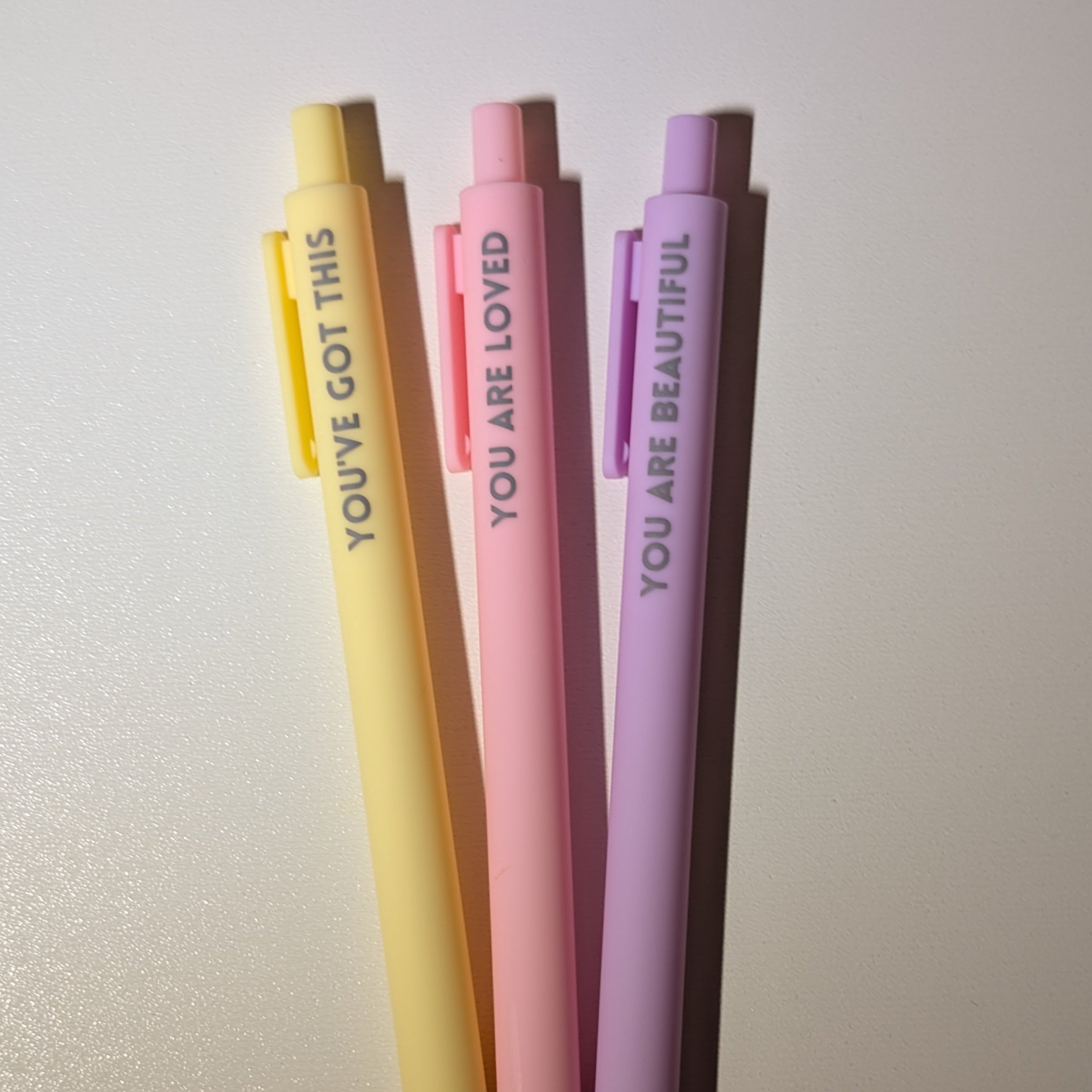 Imagen de set boligrafos con mensajes nunca lo olvides, fuera del empaque. You've got this, You are beautiful, you are loved.