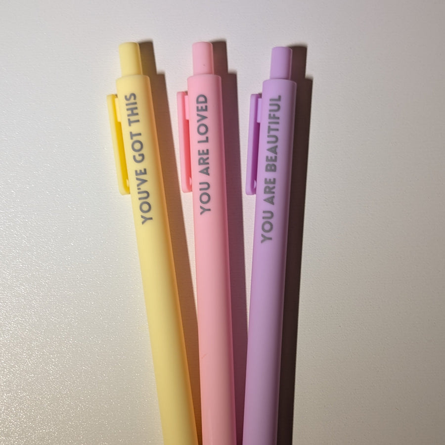 Imagen de set boligrafos con mensajes nunca lo olvides, fuera del empaque. You've got this, You are beautiful, you are loved.