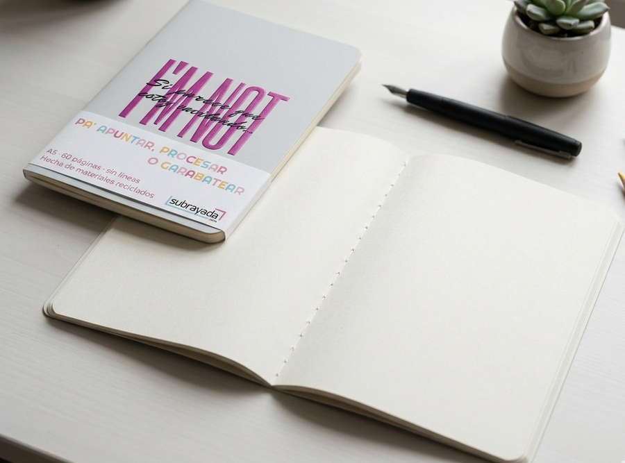 Paperback Notebook Libreta con frase Si parece que estoy vacilando I'm NOT. One of the notebooks is closed and one is open, pen nearby.