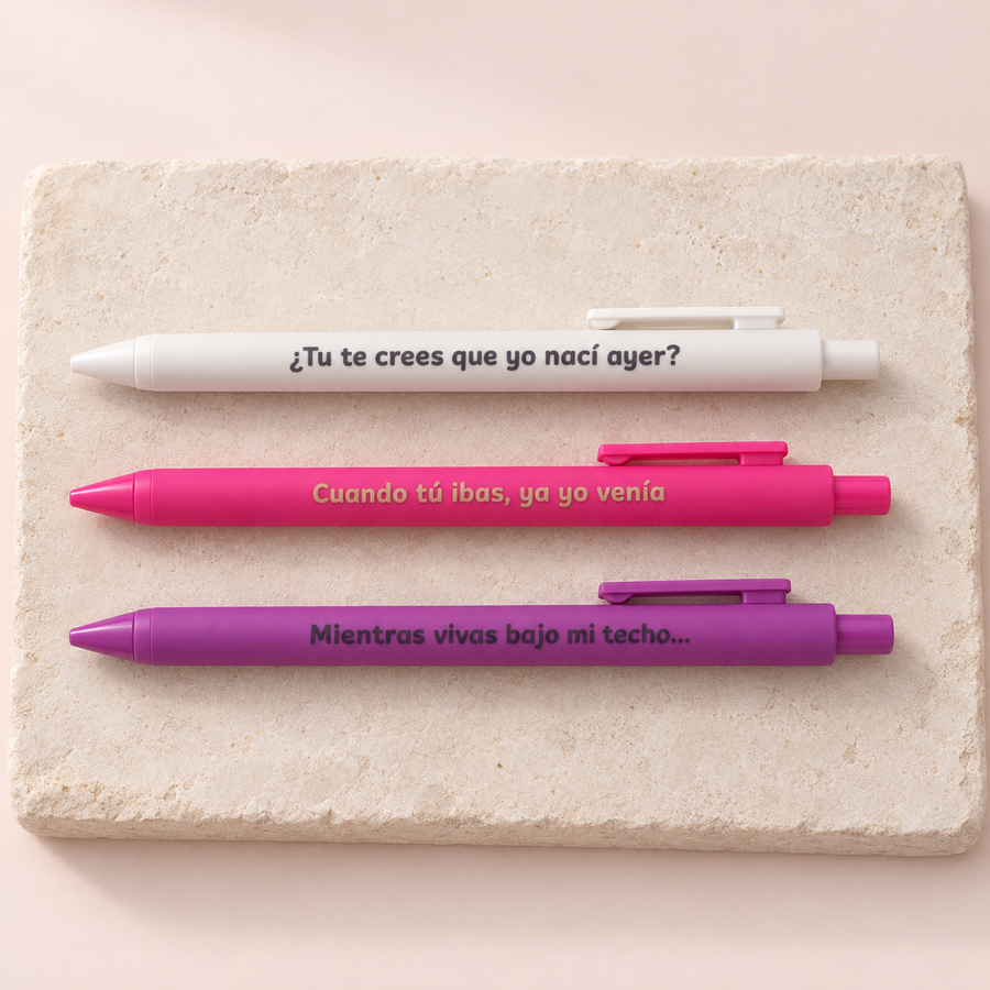 3 boligrafos sobre un tablon blanco. Primer boligrafo es blanco con el mensaje "¿Tu te crees que yo nací ayer?" seguido por boligafro fuscha con mensaje "cuando tú ibas, ya yo venía" y el último es el boligrafo violeta con el mensaje "mientras vivas bajo mi techo..." 