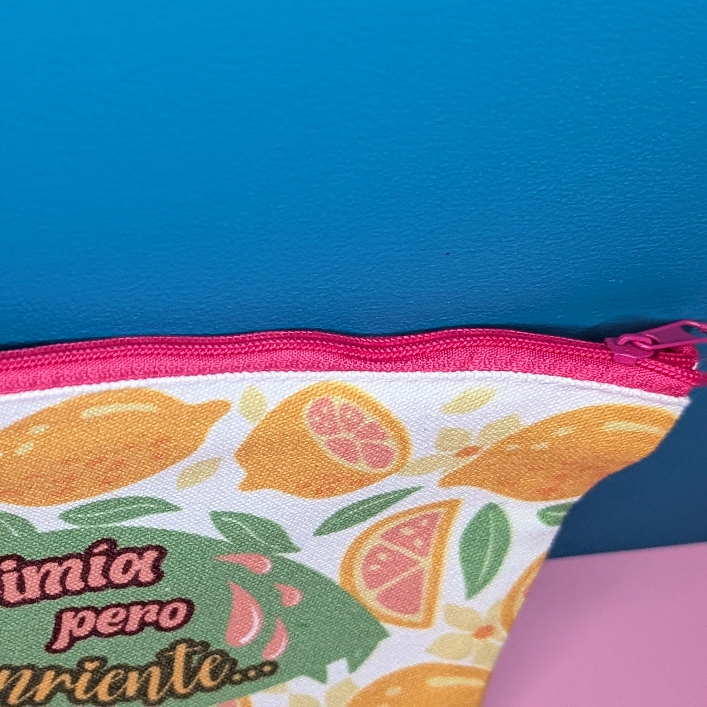 Zippered pouch – E'primía pero sonriente | Cartuchera con frase sarcástica