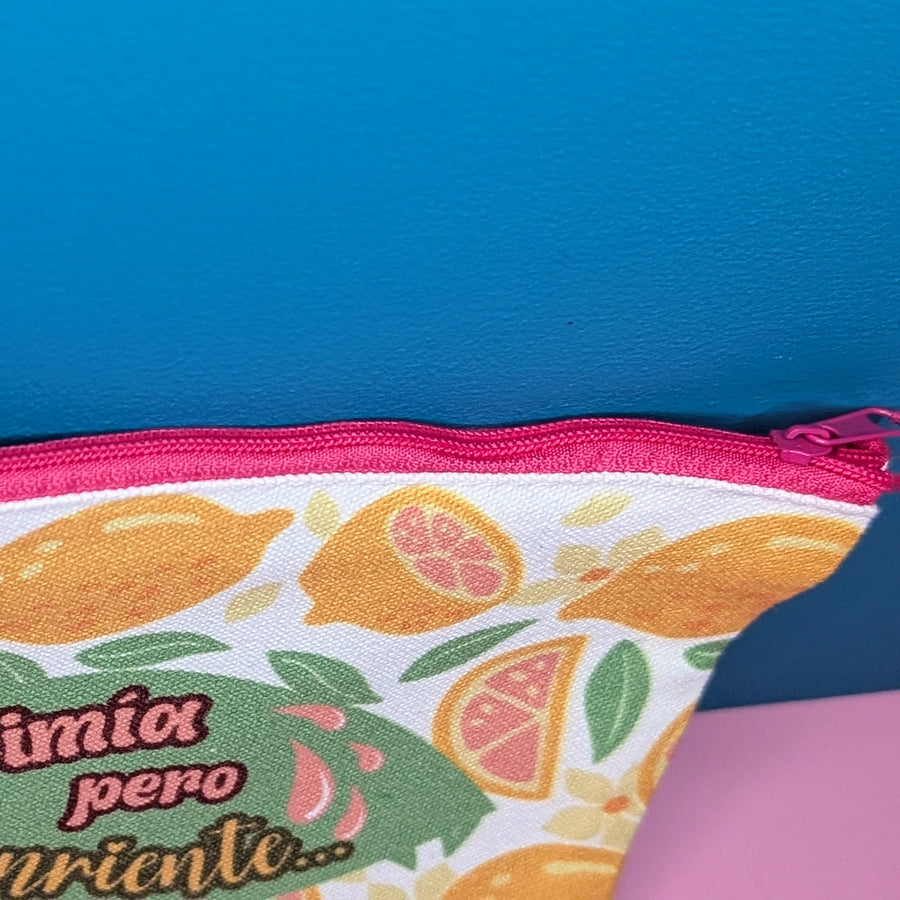 Zippered pouch – E'primía pero sonriente | Cartuchera con frase sarcástica