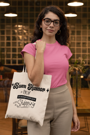 Mujer aguantando un Tote Bag con frase divertida "el buen humor de hoy es auspiciado por estar de shopping"