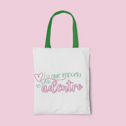 Tote bag beige de lona con frase "Lo Importante es lo de Adentro" en letras negras — vista frente