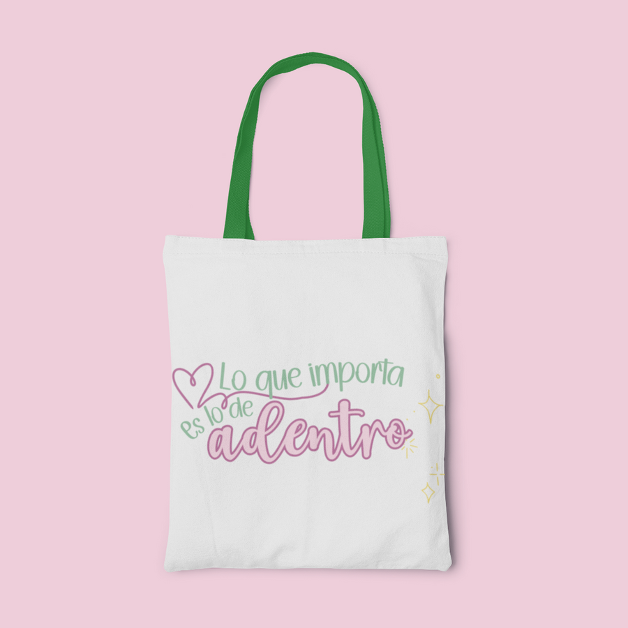 Tote bag beige de lona con frase "Lo Importante es lo de Adentro" en letras negras — vista frente